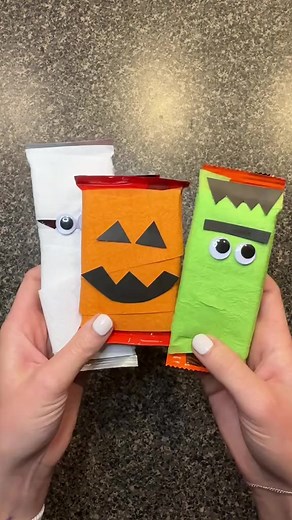 10K views · 124 reactions | 29_Let’s vamp up those candy bars for halloween shall we! #giftwrappingideas #wrappingideas #halloween #DIY #diyholidayc | Wrappinqueen | Facebook