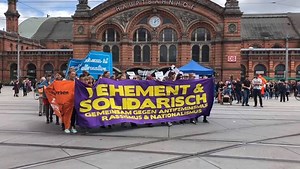 Rund 500 Menschen protestieren gerade in Bremen gegen Nationalismus und Abschottung. Sie fordern mehr Solidarität mit Flüchtlingen. Aufgerufen hat das Bremer Bündnis gegen Rechts. Mehr zu den Organisatoren und Hintergründen der Demo: https://www.weser-kurier.de/bremen/bremen-stadt_artikel,-rund-500-teilnehmer-bei-demo-gegen-rechts-_arid,1746702.html | WESER-KURIER