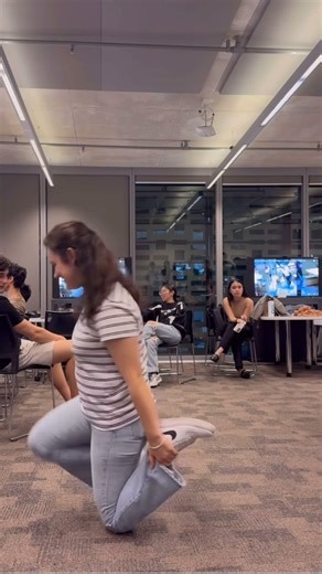 Do give it a try!!😍👊🏻 Single leg/ Unilateral exercises are really functional. That’s because they strongly parallel daily life which means regularly doing single-leg work can help you move more efficiently and with less risk of injuries. . . #shrimpsquats #unilateraltraining #singlelegsquat #shrimpchallenge | That Fit Mum