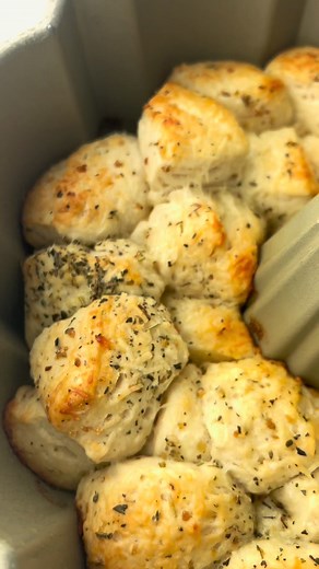 1.1M views · 4.9K reactions | This garlic parmesan pull-apart bread is one of my all-time favorite sides! Recipe here: https://therecipecritic.com/garlic-parmesan-pull-apart-bread/ | Tried and True Recipes | Facebook