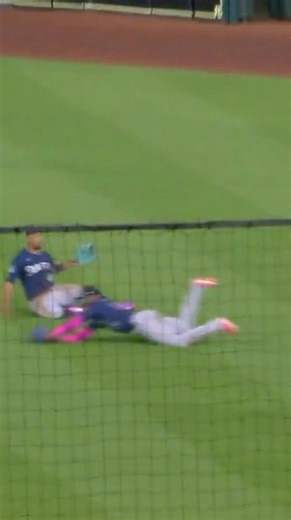 Mariners OF Victor Robles made an incredible game ending catch on a Carlos Correa sinking liner to end the game. The Astros have lost the series and the AL West tiebreaker. They are 2 games back. | Ari Alexander