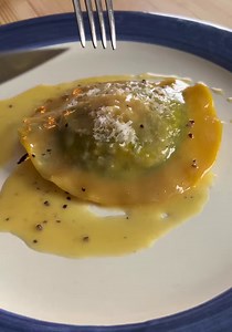 🇮🇹Ravioli Bomba !! . 😍Ricotta Épinards et jaune d’œuf coulant ! . ❤️Fait maison avec amour . 💣De la pure BOMBA les amis !!!! . Qui veut manger ça cette semaine ?? ⬇️ . . . #lesgrandestablesdumonde #cuisineitalienne #recettemaison #italianchef #pastarecipe #chefclub #parisfood #chefstyle #pastalovers #chefstagram #pastafresca #michelinguide #michelinstar #pastalover #ravioli #gastronomie #chef #pasta #paris | Simone Zanoni