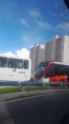 Ônibus quebrado 'trava' Terminal Central de Campinas e passageiros embarcam pelo viaduto; Veículo quebrou por volta de 16h45, e bloqueou saída até 17h15. Durante o período, embarques ocorreram fora do terminal, e houve uma "curta liberação de acesso sem pagamento". Um ônibus quebrado na saída do Terminal Central de Campinas (SP), na tarde desta sexta-feira (30), travou a saída de novos veículos e fez com que os passageiros embarcassem fora da estrutura, pelo Viaduto Miguel Vicente Cury - assista