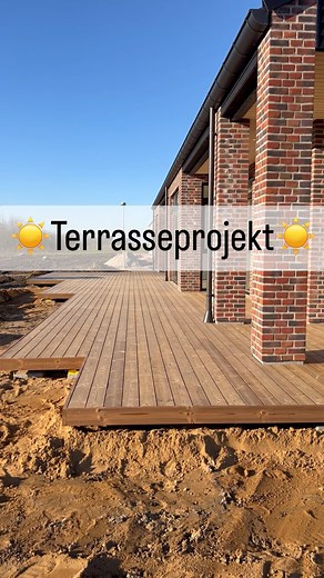 Dan Bergendorff on Instagram: "☀️Terrasse☀️ Så blev jeg helt færdig med denne terrasse bygget i Thermowood. Jeg elsker at lave terrasser og kunne bygge dem i sne og slud (kom jeg næsten også til), men her er denne 95m2 store terrasse🌟 ❄️Materialer: - 95x45mm Trykimpræneret spærtræ - 30x30cm Fliser - Thermowood terrassebrædder - Opklodsning - Groundplug ( Til fastgørelse af strøer ) 🔥Fremgangsmåde: - Jeg startede med at ligge fliser ud, en under hver strø pr 1m 💪🏼 - Så byggede jeg hele rammen