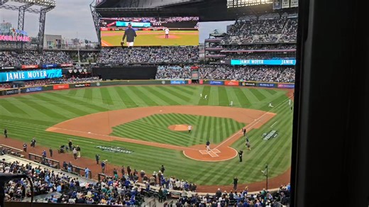 Jamie Moyer with the first pitch | 700 ESPN