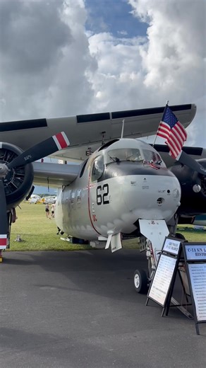 Well there’s no mistaking which country this aircraft is from. This is the Grumman C-1A Trader, a US Navy transport that carried mail, supplies and people out to carriers at sea. But take a closer look at engine number two, it’s got two stars painted on it. Do you know what they’re for? #aviation #usnavy #military #aircraft | AvPay.aero
