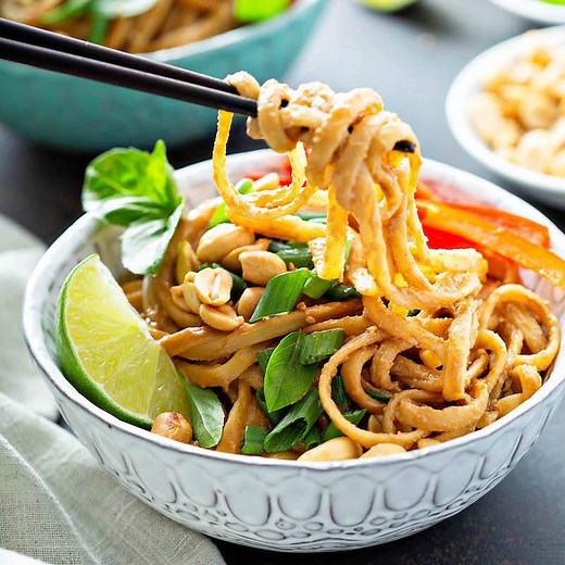 Spicy Peanut Noodles: A quick 20 minute recipe with a spicy homemade peanut sauce that is tossed over noodles and topped with peanuts, green onions and lime. RECIPE: https://thenovicechefblog.com/spicy-peanut-noodles/ | The Novice Chef