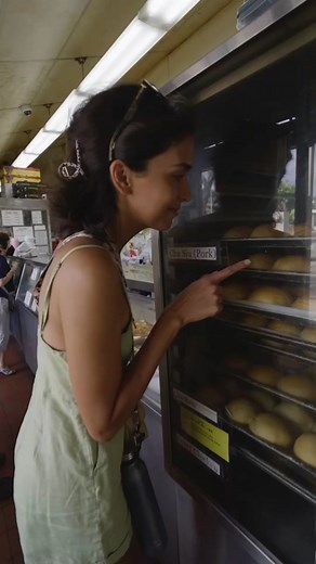 I found the Best food tour in Oahu😋 This hidden gem food tour is the off-the-beaten-path food tour by @Hawaii Free Tours It’s perfect for experiencing local favorites. We tasted 13 different foods. From delicious poke to delicious Filipino dishes. Pro Tip* skip breakfast to have enough room to try all these dishes! So if you are Looking for a culinary adventure like no other? Book your food tour with Hawaii Free Tours next time you're in Oahu! 🌺🍴 #oahutours #foodie #foodtour #thingstodoinoahu