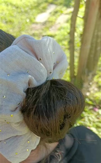 ✨ Les petits accessoires qui font toute la différence ✨ Pour un chignon flou, une queue-de-cheval élégante ou une mèche joliment maintenue, les chouchous et barrettes sont les indispensables du quotidien. 🌸 Les chouchous apportent confort et style, sans tirer ni abîmer les cheveux. ✨ Les barrettes, montées sur pince crocodile, structurent la coiffure avec élégance. Tous sont personnalisables, confectionnés avec soin, sans colle, dans une démarche éco-responsable, pour allier esthétique, durabil