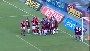 4M views · 31K reactions | DEU TRETA NO FLA-FLU!  O clássico pegou fogo após a marcação de um pênalti para o Flamengo. Jogadores trocaram empurrões e xingamentos. No fim, com ajuda do VAR, o lance foi anulado | TNT Sports Brasil | Facebook