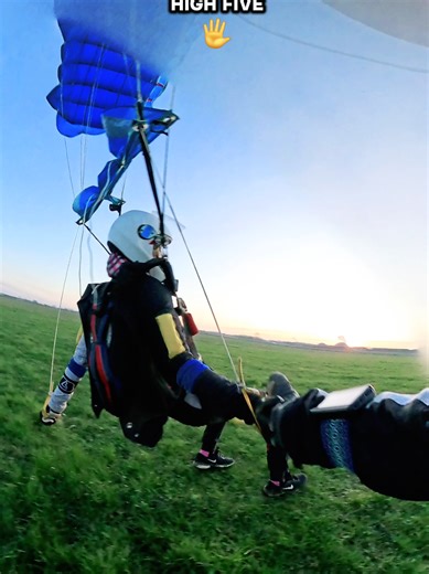 By Request more Aon X2 under Canopy. Absolutely cracking bit of kit. The large, sunlight-readable colour screen is spot on in freefall, the audio visual clarity is excellent, and the GPS features (DZ heading, distance, glide info) genuinely add situational awareness rather than clutter. Battery life is solid, build quality feels bomb-proof (IPX7 = swoop pond approved 💦😅), and the fact it doubles as a full flight computer / multi-sport device makes it more than just an altimeter. If you want a 