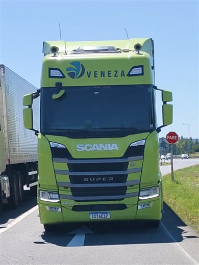 Scania 460R X Volvo fh X Scania R450💚🤍💛 Tr veneza e show #trveneza #paratodoelmundo #truck_san_pablo #🤙🏻🤙🏻🤙🏻🤙🏻🤙🏻🤙🏻🔥🔥🔥🔥🔥 #brasil🇧🇷