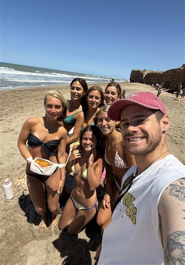 Me crucé con un grupo de amigas y les cocine en la playa. Vos y tu grupo están listos? Receta ideal para llevarte cuando hay hambre y pocas ganas de cocinar: ribs de choclo. Tip especial: ponele el aceto de ají picante de @Casalta Oficial que le da todo el sabor! Por dónde estás parando? El próximo sos vos!