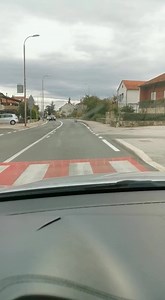 Tri divlje svinje prelaze cestu u Sinju | Dalmacija News