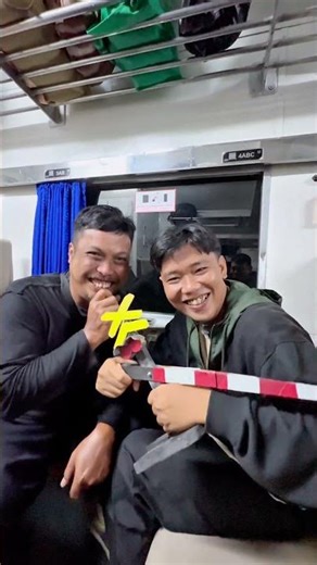 Bapak-Bapak Berisik Mainin Mainan Palang Pintu Di Dalam Kereta Api #palangpintukeretaapi
