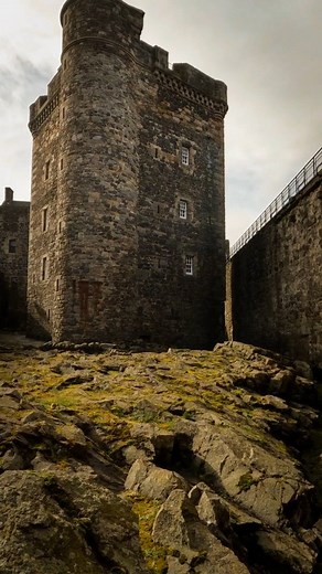 Scotland's spectacular castles. Are you ready to visit? . . . . #scottishblogger #scotlandtrip #scottishscenery #meninkilts #sassenach #outlander #visitscotland #castlesofscotland #castlesofinstagram @historicscotland #scottishhistory #scotlandisnow #scotlandstaycation #lovescotland #igerscotland #reels #igerscotland #edinburgh #escocia #edimburgo #uk #europetravel | scotlandhiddenadventures