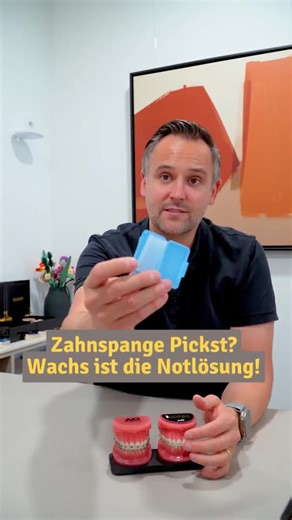 🦷 𝗟𝗶𝗳𝗲𝗵𝗮𝗰𝗸 𝗳𝘂̈𝗿 𝗮𝗹𝗹𝗲 𝗺𝗶𝘁 𝗳𝗲𝘀𝘁𝗲𝗿 𝗭𝗮𝗵𝗻𝘀𝗽𝗮𝗻𝗴𝗲: 𝗪𝗮𝗰𝗵𝘀 𝗶𝘀𝘁 𝗲𝘂𝗲𝗿 𝗯𝗲𝘀𝘁𝗲𝗿 𝗙𝗿𝗲𝘂𝗻𝗱! Gerade frisch mit Zahnspange unterwegs? Und es piekst oder stört? 😣 Kein Stress – dafür gibt’s Zahnspangen-Wachs! Die meisten Kieferorthopäden geben euch das direkt mit, und es ist wirklich ein Gamechanger, wenn ihr mal nicht sofort zum Arzt könnt. 💡 𝗪𝗮𝗻𝗻 𝗵𝗶𝗹𝗳𝘁 𝗱𝗮𝘀 𝗪𝗮𝗰𝗵𝘀? - Drahtligaturen pieksen - Bogenende sticht - Bracket löst sich 🛠 𝗦𝗼 𝗯�