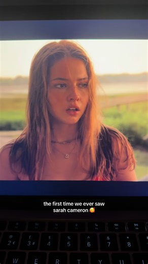 Madelyn Cline and Sarah Cameron's First Encounter 🥰