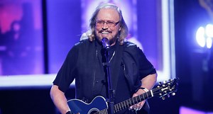 Watch the Bee Gees’ Barry Gibb Perform at Grammy Tribute!