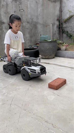 RC Dump Truck Loaded A Girl And Drive Up A Hill | rc truck