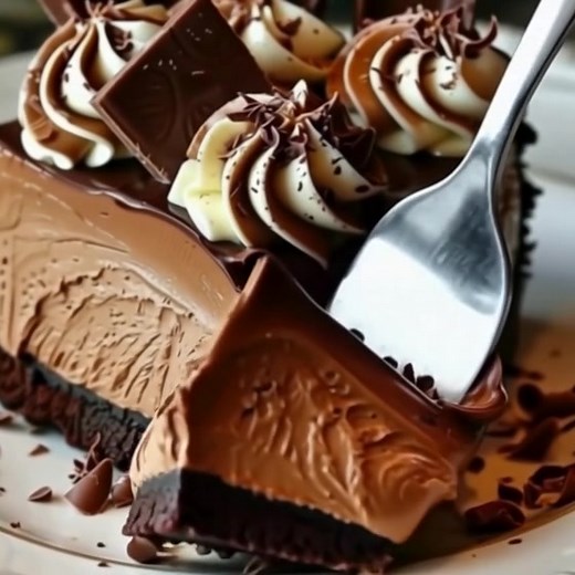 ✅ Triple Chocolate Cheesecake — Full Recipe Ingredients For the Crust 2 cups Oreo crumbs 1/4 cup unsalted butter, melted For the Cheesecake Filling 4 (8 oz) packages cream cheese, softened 1 cup granulated sugar 1/4 cup brown sugar 1/3 cup unsweetened cocoa powder 4 large eggs 8 oz semisweet chocolate, melted and slightly cooled 1 teaspoon vanilla extract 1/2 cup sour cream For the Chocolate Ganache Topping 1 cup heavy cream 8 oz dark or semisweet chocolate, chopped 1 teaspoon butter (optional, 