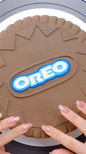 Creating a giant Oreo cookie cake with fondant