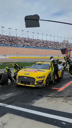 “Kya aapko bhi lagta hai NASCAR pit stop slow hai? Sach kuch aur hi hai! 🤯”#facts #shortvideo