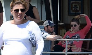 Kelly Clarkson displays prominent bump during errand and a boat ride