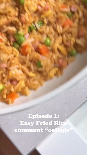 It's episode 1 in my easy recipes for college series, Easy Fried Rice! It's ready in just 35 minutes and bring that take out vibe right into your kitchen. Comment "college" to get not only this recipe, but my whole FREE e-book full of more college friendly recipes. | The Recipe Critic