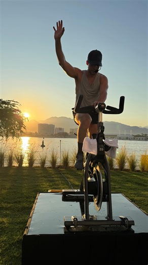 Síclo on Instagram: "Porque en el mar rodar es más sabroso, estás vacaciones rodamos desde Puerto Vallarta. Síclo x @marinatowersmx . Reserva en siclo.com o en la app de Síclo. 🌴🥥🚲"