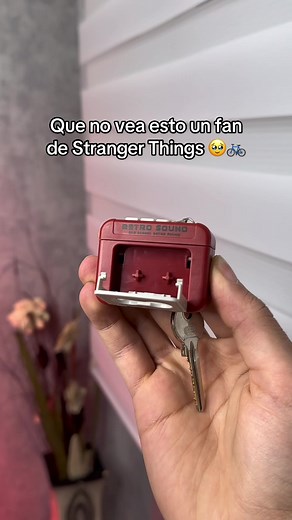 Llavero Retro Cassette para Fans de Stranger Things