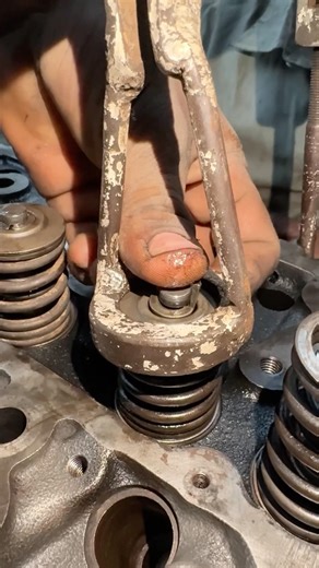 How vlaves spring lock fitting tool idea #engine #valve #shorts #youtubeshorts