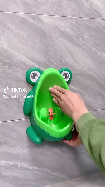 The baby is old enough to pee alone. 😃👍#babypee #babyboy #babyroutine #babygoodthing