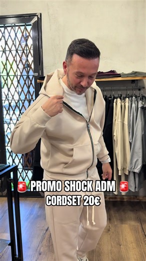 🚨 PROMO SHOCK ADM 🚨 I cordset manica lunga stanno andando via velocemente… e da ADM arrivano con uno sconto da capogiro. 🔥 Come quello indossato nel video 👇 cordset super comodi, perfetti per tutti i giorni, disponibili in tante varianti colore e modelli. 💥 A PARTIRE DA 20€ 💥 FINO A 40€ Da ADM lo stile comfy incontra il prezzo giusto. 🖤🤍 Corri a scegliere il tuo prima che spariscano dagli stand. 🎯 #ADM #SpecialPrice #PromoShock #Cordset #UomoStyle