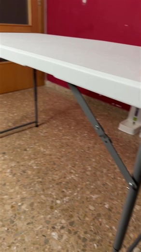 Mesa plegable de resina HDPE con 3,5 cm de grosor, disponible en 122 cm y 180 cm. Apta para interior y exterior con normativa EN 581‑1/3 para uso público. Soporta hasta 150 kg y ofrece capacidad para 4, 6 u 8 personas según el tamaño. Ideal para eventos, camping, hostelería y uso diario. mesa plegable HDPE, mesa portátil 180cm, mesa 122cm, uso público EN581, mesa multiuso #MesaPlegable #HDPE #Eventos #Catering #Multiuso