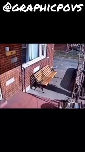 @graphicpovs on Instagram: "Follow @natures.hunters for more 🩸 日本利用压电瓷砖将脚步转化为电能。这些瓷砖捕捉来自你脚步的动能。当你行走时，你的重量和动作会对瓷砖产生压力。瓷砖会轻微弯曲，从而产生机械应力。瓷砖内部的压电材料将这种应力转化为电能。每一步都会产生少量电荷，而数百万步结合在一起就能产生足够的电力来驱动LED 灯、数字显示屏和传感器。在像涩谷车站这样繁忙的地方，每天大约有240万个脚步为这一系统作出贡献。这些电能可以被储存或立即使用，从而減少对传统电力来源的依赖，并支持可持续的城市基础设施。这种方法将日常运动转化为实用的可再生能源 #日本#知识#事实 #你知道吗 #推荐 #科技 #创新 #历史 #技术#实验#热门"