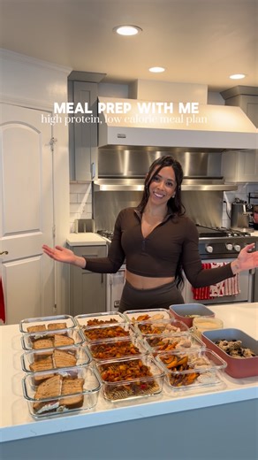 Jess Estrella | Meal Preps & Macros on Instagram: "🤗🎉Comment ‘MEAL PLAN’ below and I’ll send you the link to access these recipes and so much more!! VOLUME 3 of the 14-Day Meal Prep Guide is finally here! What’s Inside the Guide: •2 full weeks of simple, macro-balanced meals that taste great and actually keep you satisfied •Macro breakdown per serving and easy tracking in MFP •Ready-to-use grocery lists to make shopping stress-free •A sample meal plan calendar that shows you exactly how to pla