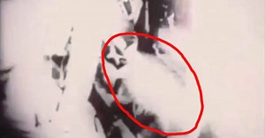 1947年UFO墜機事件「擔架把外星人遺體移走」影片流出！