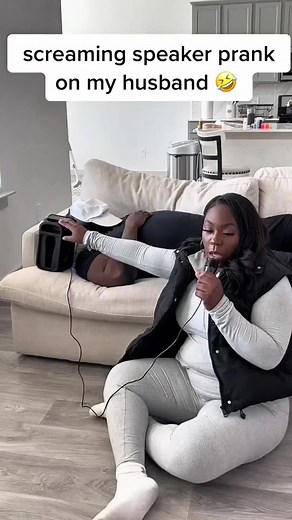 Screaming Speaker Prank - Fun Scare Cam Moments