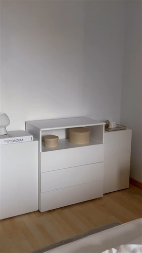 Ein Möbelstück mit der richtigen Dekoration kann einen Raum komplett verwandeln. Halten Sie Ihr Zuhause aufgeräumt, aber lassen Sie auch Platz für stilvolle Dekorationen.✨ 📹 Im Video: Kommoden Sarasota 127. Weitere Informationen: www.moebel1.at/schubladenkommoden/kommoden-sarasota-127-wotan-eiche-weis-glanzend.html?variation_id=365440 | Möbel1.at