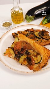 Vous prendrez bien une part de ce tian aux légumes du soleil façon tatin réalisée avec le miel de fleurs de France Lune de Miel® Lune de Miel ? 😍 Les ingrédients : - 1 pâte feuilletée - 1 courgette - 1 aubergine moyenne - 2 tomates - 1 boule de mozzarella - 50 g de parmesan râpé - 1 càs d’herbes de Provence - 10 ml (2 c. à thé) de miel de fleurs de France Lune de Miel® - 2 càs d’huile d’olive - 20 g de beurre - Sel - Poivre En partenariat rémunéré avec Lune de Miel | Marmiton