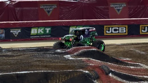 A massive Sidewall Donut gets Grave Digger the Skills Win Tacoma Show 9!! #monsterjam #monstertruck #motorsport #trucks #reels #save #skills #monsterjam2025 | Monster Truck Lord