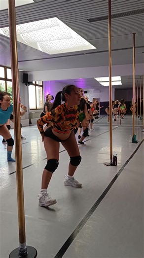 Thank you so much Lili Toledo for teaching us more about Reggaeton and Sensual Twerk! 💜 Een kleine impressie van gisteren! We hebben ons geamuseerd, alsook een stevige work-out gehad 💪 Da's hoe we het graag hebben! Interesse in onze andere masterclasses/twerking lessen? Meer info op https://antwerpburlesqueacademy.com/product-categorie/aba-workshop/open-workshop/ 🔗 #antwerpburlesqueacademy #sassclassbadass #twerking #antwerpen #sensual #reggeaton #openworkshop #twerk #lilitoledo #masterclass