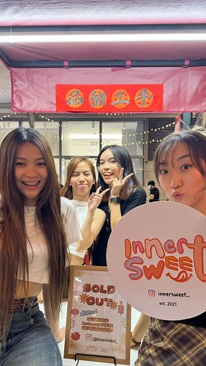 AmYnG on Instagram: "终于收工了啊‼️ 真的忙了好久好久～ 最后还是熬过来了😵 谢谢来帮忙我们 @innersweet_ 的家人亲戚和朋友～ 当然还有我们聘请的可爱员工们❤️ 今年很高兴认识了几个小瓜🥰特别可爱也勤快👍 @carersimida 我们家小妹辛苦啦～ 我最棒的partner & simida助理❤️ 以后我们一起努力‼️🔥 最后也谢谢支持我们的顾客们❤️ 你们太给力了，好多顾客给予的鼓励&主持让我们更有动力‼️ 祝大家新年快乐🍾身体安康🎉 特别要感激 @caventang 和 @calyn_loh ，我们最棒的家人😘帮我们忙前忙后的，辛苦啦❣️"