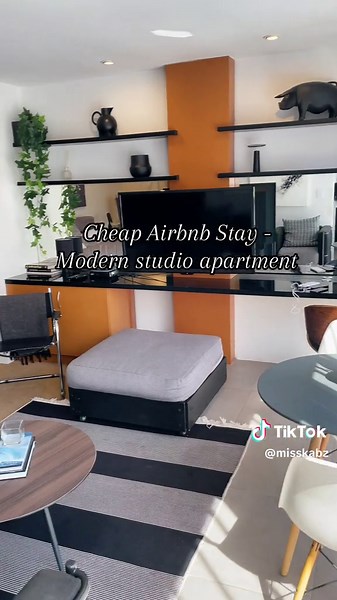 Cheap airbnb stay in Randburg 😍😍 this airbnb has a tropical feel, perfect for a short get away #affordabletraveltips #travel #traveltok #travelcontentcreator #airbnb #airbnbfinds #airbnbsa #stays #tropical #affordabletravel @airbnb