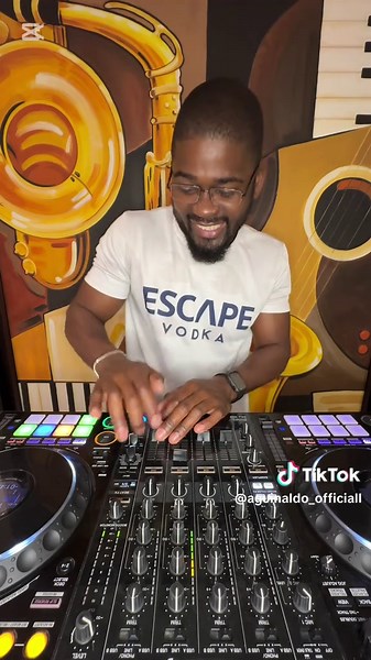 Toca remix🫵🏾😭🔥🔥🔥 . Produção: @djtabamix . #angola🇦🇴 #afrobeats #tiktokangola🇦🇴 #angola🇦🇴portugal🇵🇹brasil🇧🇷 #CapCut #tiktok