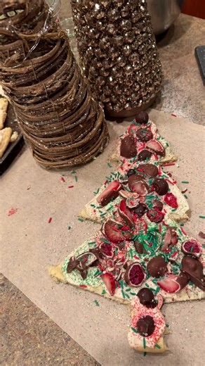 Fruit pizza will always be better than fruit cake in our house. My family loves Trü Frü, so I put a little spin on fruit pizza and made a Trü Frü Christmas tree dessert pizza. So festive. So delicious. 🎄🍓🍫 @trufruofficial @trufru #snacktok #healthydessert #trufru @Trü Frü