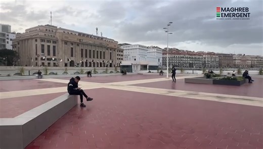 Le front de mer d'#Alger peut-il rivaliser avec les plus belles promenades de la #Méditerranée ? 🌊🇩🇿 Tout est parti d'une simple photo nocturne et d'un tweet d' Ihsane El Kadi, repris jusqu'en #France. Mais ce qui devait être un hommage à la beauté de la capitale s'est transformé en véritable polémique numérique, qui a attiré même les mouches de l'extrême droite française. 💬 Et vous, comment percevez-vous l'évolution du front de mer d'Alger ? Espace de détente familial ou zone encore à recon