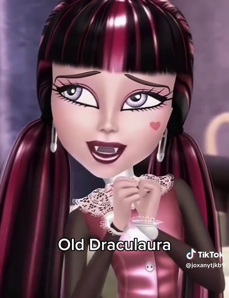 Old Draculaura vs New Draculaura: Monster High Mog Comparison