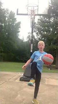 How to do a between the legs layup🥶🥶🥶